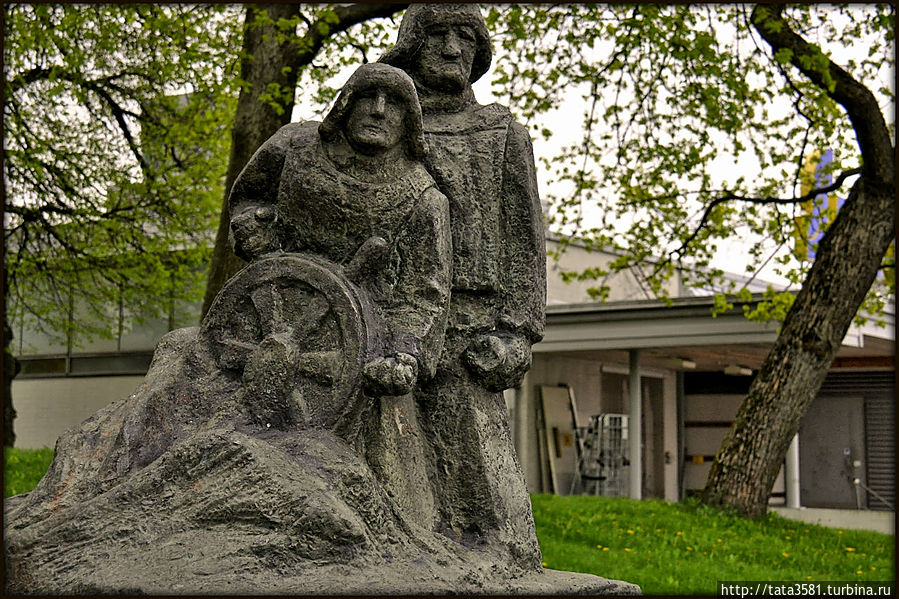 Памятник посвящён капитану Эмилю Эрхольму и другим морякам, пропавшим в открытом море.