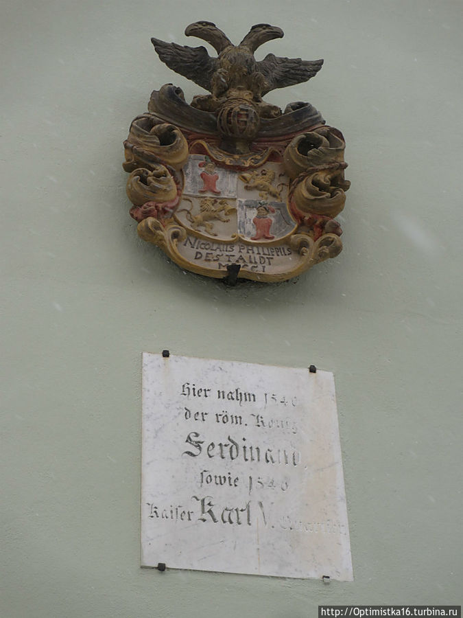 На панели под гербом написано, что в этом доме останавливались такие знаменитые исторические личности, как императоры Священной Римской империи Карл V в 1540 году и Фердинанд I в 1546 году. Ротенбург-на-Таубере, Германия
