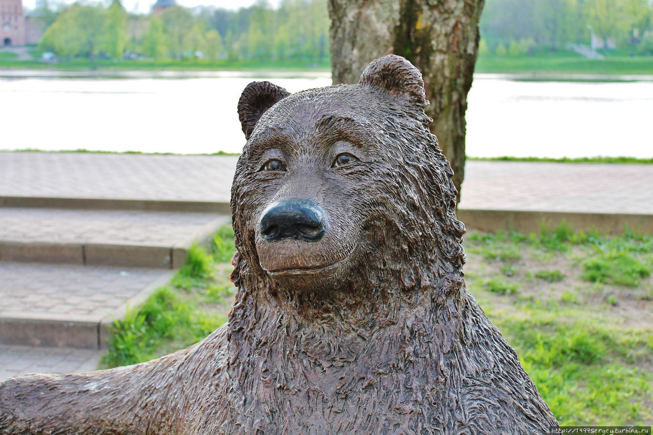 Великий Новгород медведь на скамейке