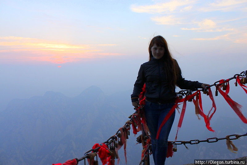Анита Семичева на горе Хуа в начале своего дня рождения Хуашань, Китай