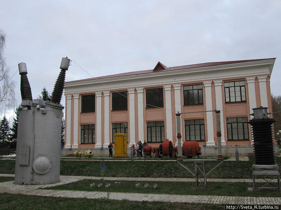 Во дворе музея ГЭС Углич, Россия