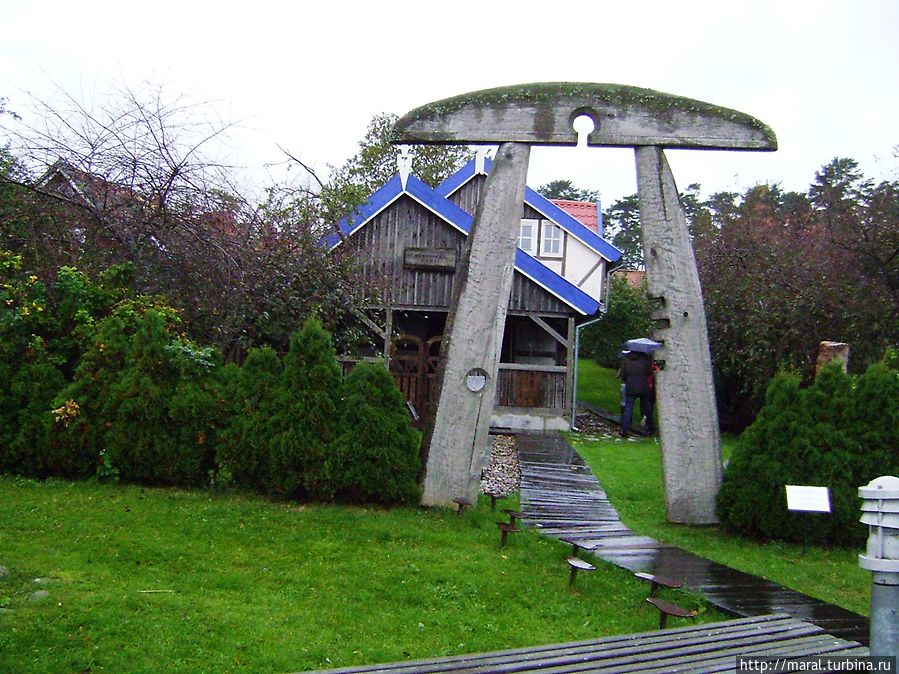 Ворота в музей-галерею янтаря Казимираса Мизгириса Неринга, Литва