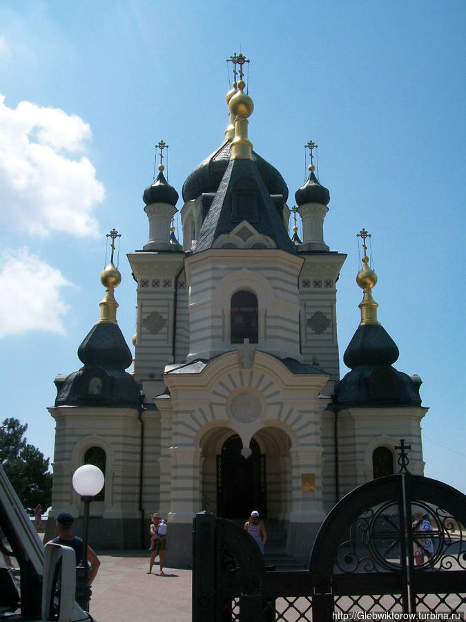 Байдарский перевал и Воскресенская церковь Форос, Россия