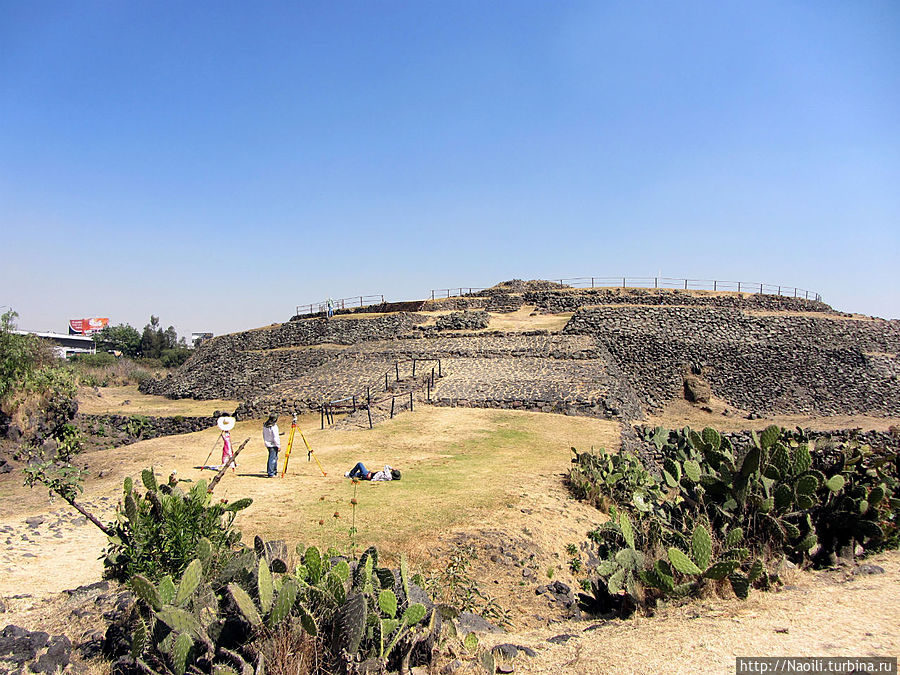 Со стороны парка построен пологий подъем на пирамиду, его расположение как то связана с днем весеннего равнодействия;  с других сторон пирамида круто возвышается. Мехико, Мексика