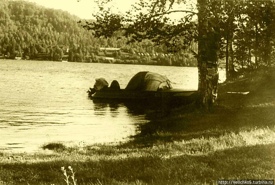 И в лодке к будке постарался
Пристрой под тент соорудить.
 
И вышло – чудо, ни жилище!
Окно и плёнка – свет дают… Телецкое озеро, Россия