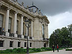 Колоннады Малого дворца, который хранит коллекцию Города Парижа с шедеврами живописи и скульптуры.