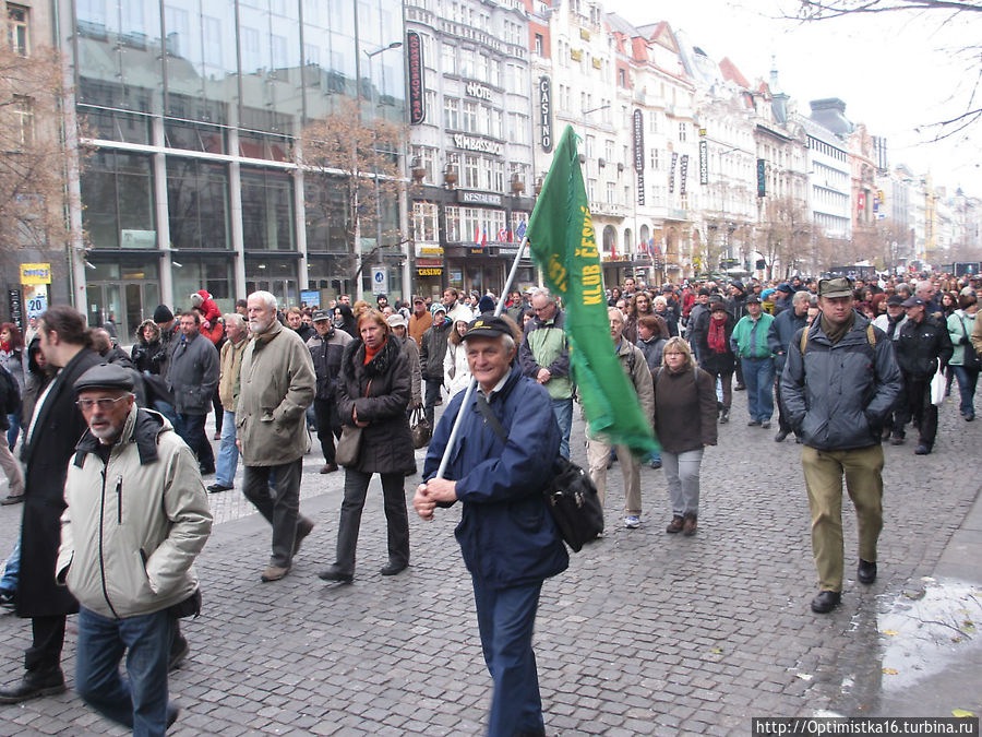 Мой муж (слева) тоже прошёлся с демонстрацией. Прага, Чехия