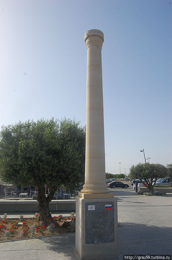 Памятные колонны в аэропорту Ларнаки Ларнака, Кипр