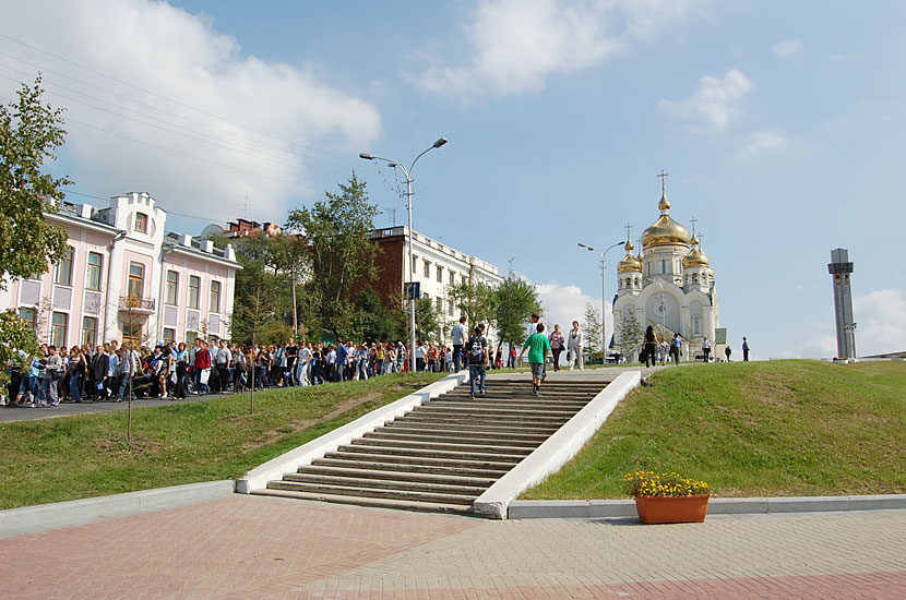Участники митинга по случаю Дня солидарности в борьбе с терроризмом направляются от площади Славы к центру города Хабаровск, Россия