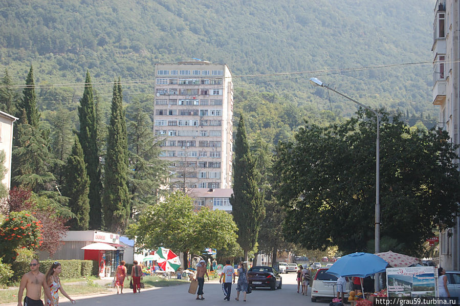 Жара: спят коты, а люди шастают Гагра, Абхазия