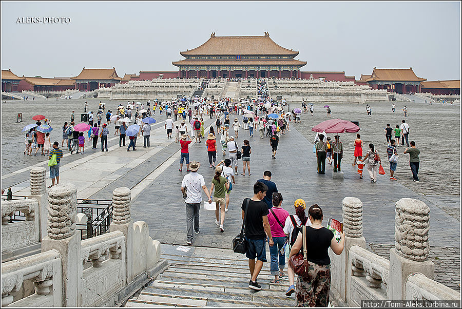 Интересно, а все население Пекина поместилось бы на эту площадь? (Вопрос риторический).
*