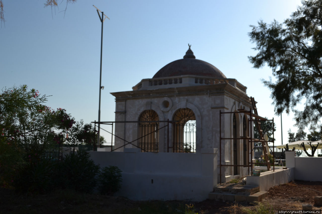 Мечеть Мурата Рейса и мусульманское кладбище Родос, остров Родос, Греция