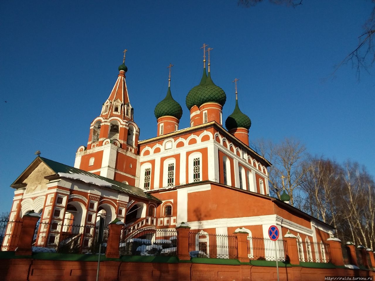 Три церкви на Которосльной набережной и Колесо Обозрения Ярославль, Россия