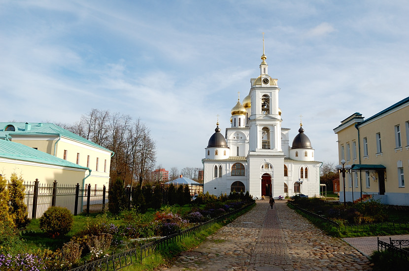 Успенский собор и другие постройки внутри Дмитров, Россия