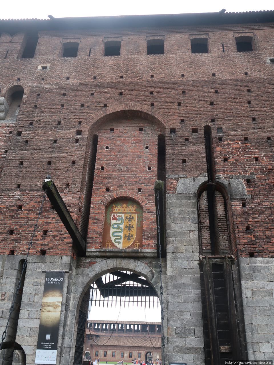 Замок Сфорца (Castello Sforzesco) — один из самых знаменитых замков Италии расположен в самом сердце Милана и, будучи неразрывно связан, символизирует собой всю многовековую историю города.
Замок то отстраивался, то находился под угрозой разрушения. Милан, Италия