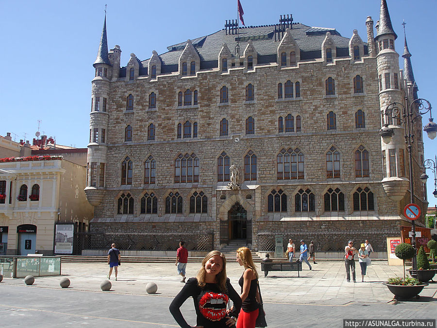 Здание было построено в 1891-94 гг. и названо в честь предпринимателя, который и заказал его строительство. Можно найти какое-то сходство с Епископским дворцом в Асторге, т.к. эти постройки относятся примерно к одному периоду творчества Гауди.