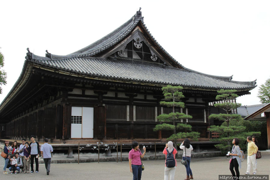 Главный зал Сандзюсанген-до.В Храме находится святыня буддизма бодхисаттва Авалокитешвара или тысячерукая Каннон. Киото, Япония
