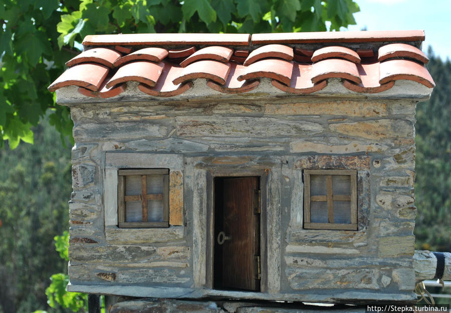Ещё одна скульптура-домик в Алвару. Каштелу-Бранку, Португалия