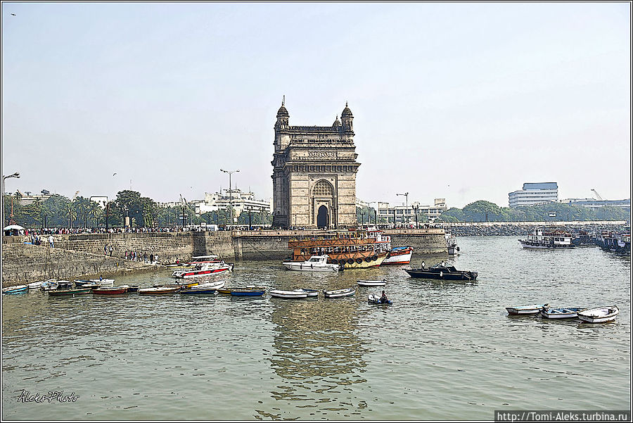Взгляд на Ворота Индии издалека...
* Мумбаи, Индия