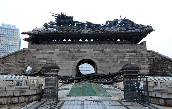 Ворота после поджога в 2008-м. Википедия Сеул, Республика Корея