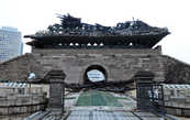 Ворота после поджога в 2008-м. Википедия