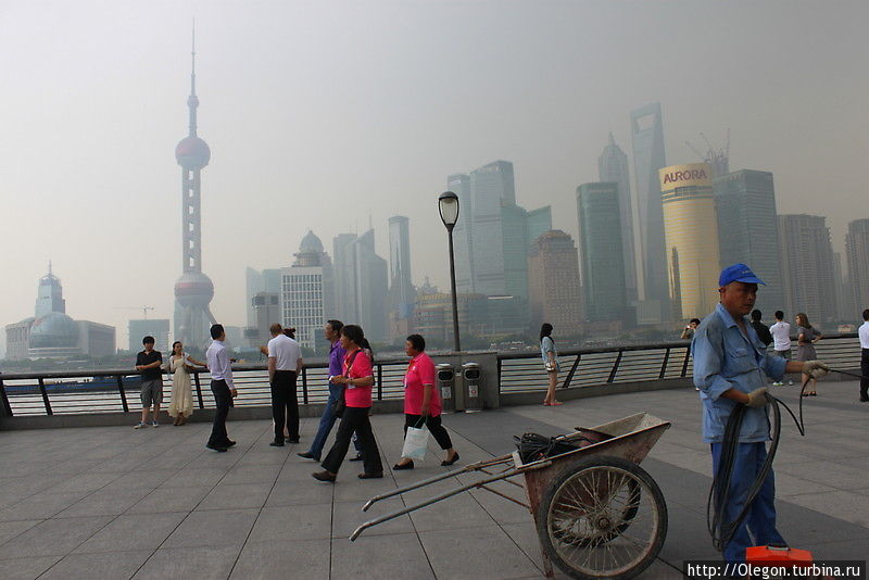 Вот она красота Китая — на фоне громадных небоскрёбов обыденная жизнь простых людей Шанхай, Китай