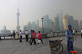 Вот она красота Китая — на фоне громадных небоскрёбов обыденная жизнь простых людей