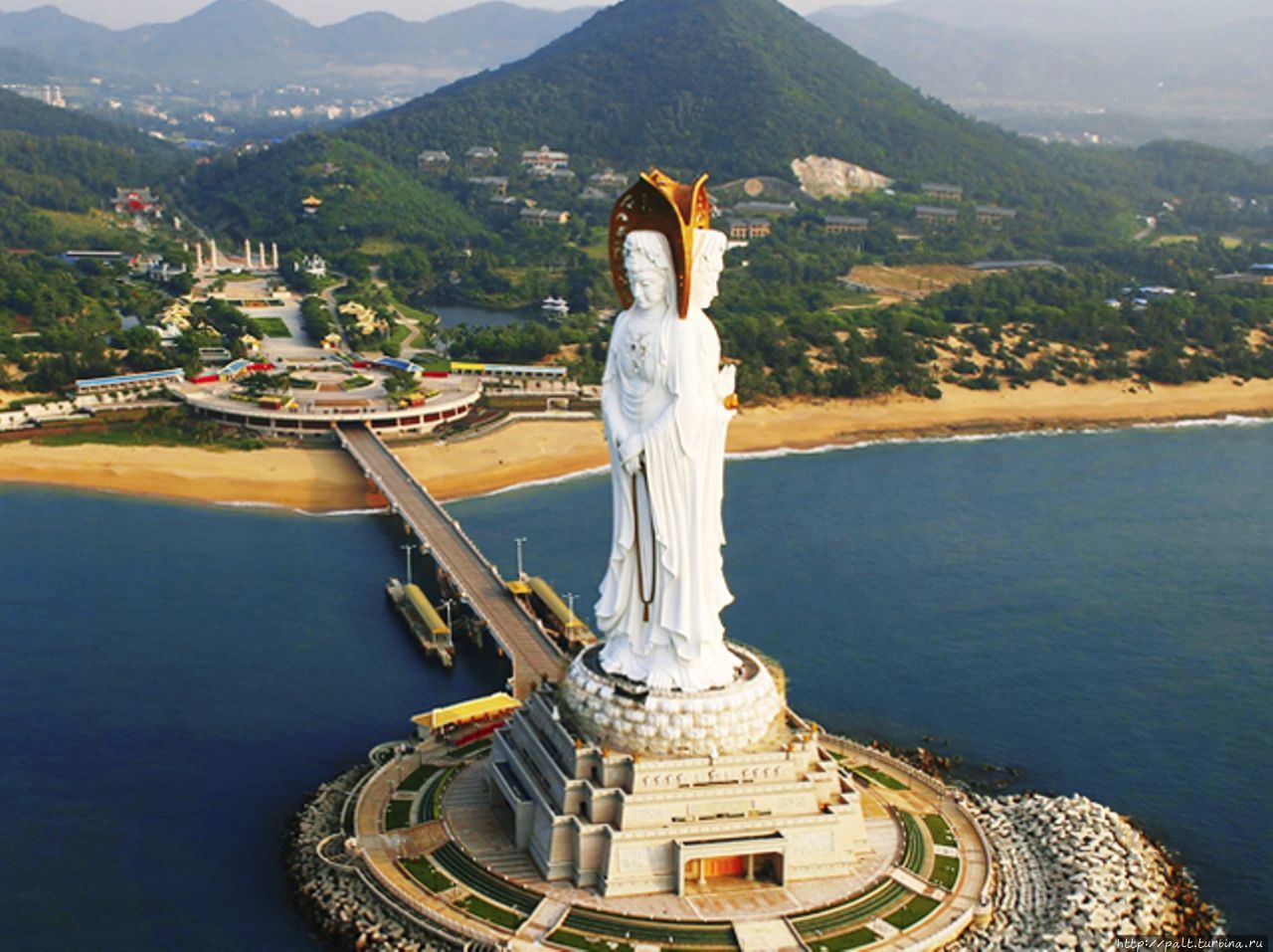На фото с официального сайта Наньшаня http://www.nanshan.com  видны обе богини, смотрящие на Южно-Китайское море (справа богиня с лотосом) Санья, Китай