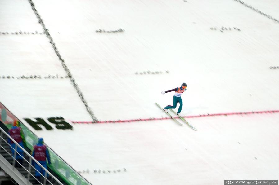 Прыгун с трамплина приземляется Эсто-Садок, Россия
