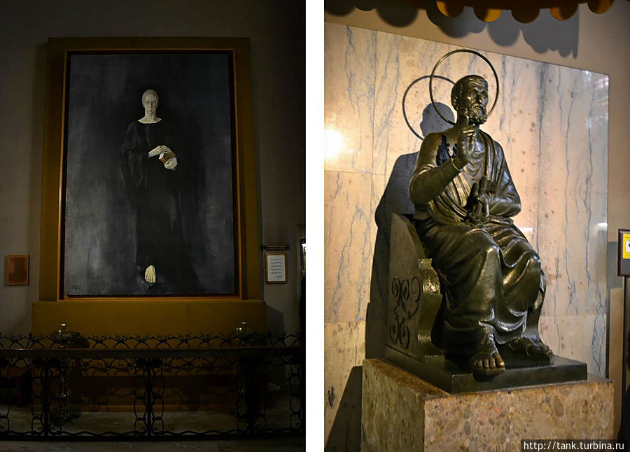 В соборе паломники медленным шагом движутся через  украшенные капеллы, свет в которые попадает через разноцветные витражи.