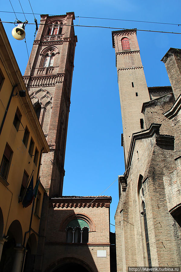 Фамильные башни Болоньи. Болонья, Италия