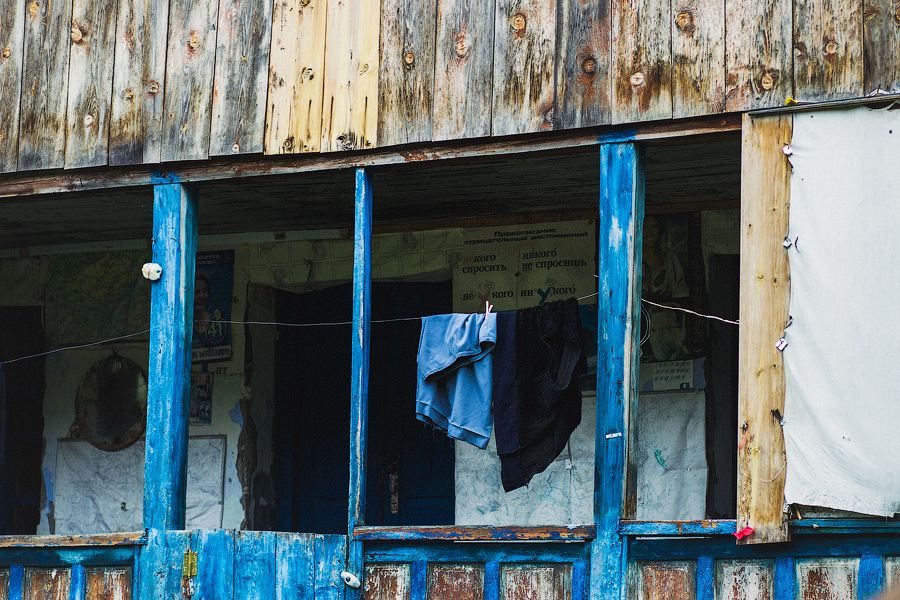 На стенах еще сохранились плакаты, обучающие правописанию:)