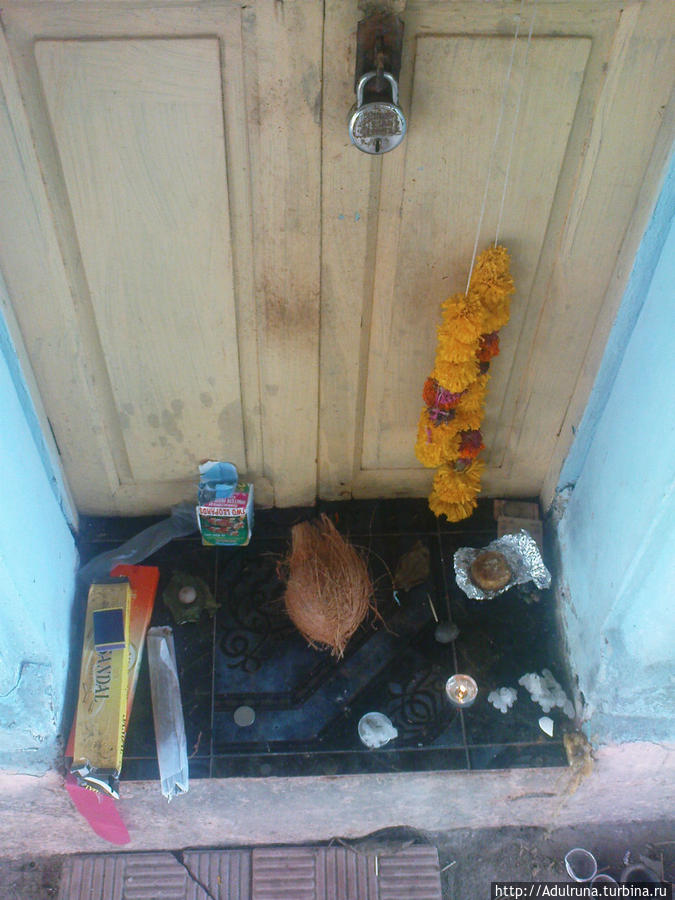 Мини алтарь под дверью... Арамболь, Индия