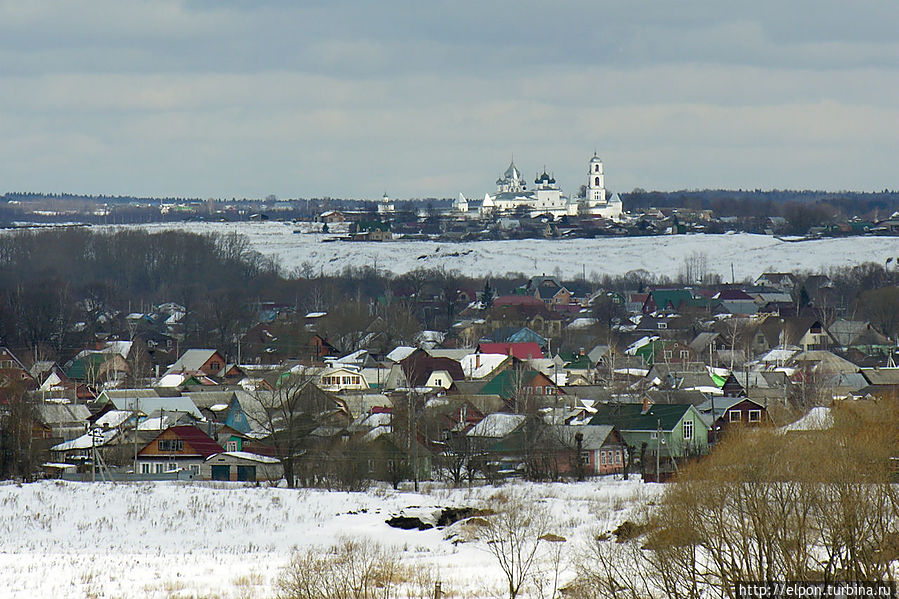 На противоположном берегу озера белеют стены и храмы Никитского монастыря