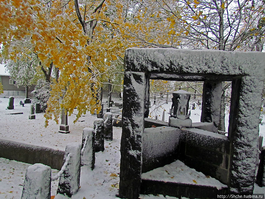Древнее кладбище у собора Нидаросс, более похожее на парк Тронхейм, Норвегия