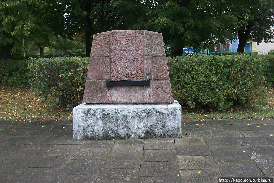 памятный камень о 35000 замученных здесь советских солдат