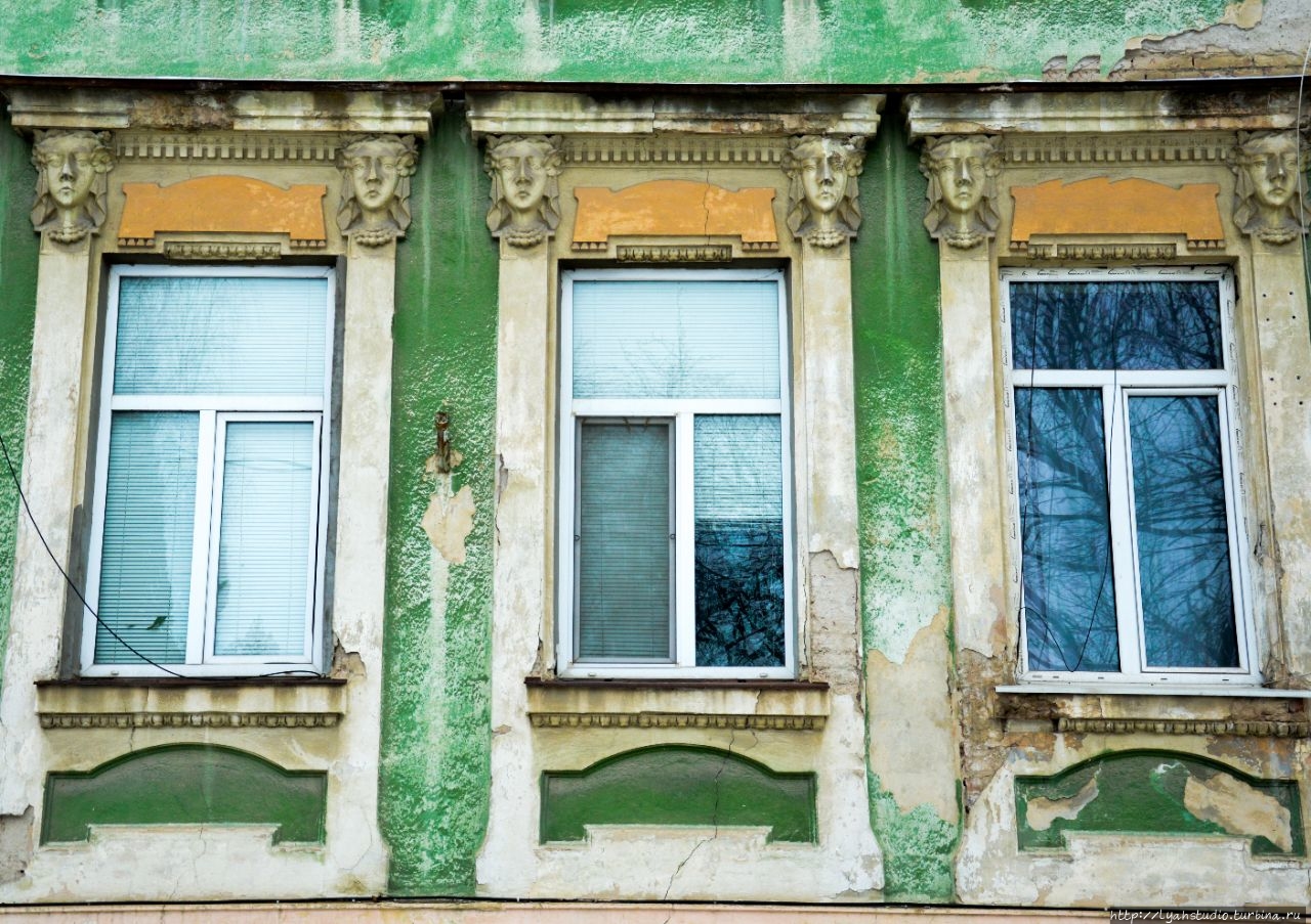 Ну эти окна никак не вписываются Самбор, Украина