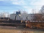 А это уже наша современная история. Памятник установлен в декабре 1994 г. по случаю завершения электрификации железной дороги Москва – Хабаровск, самой длинной электрифицированной магистрали в мире, которая с завершением электрификации дороги Хабаровск — Владивосток в 2002 году, стала еще длиннее