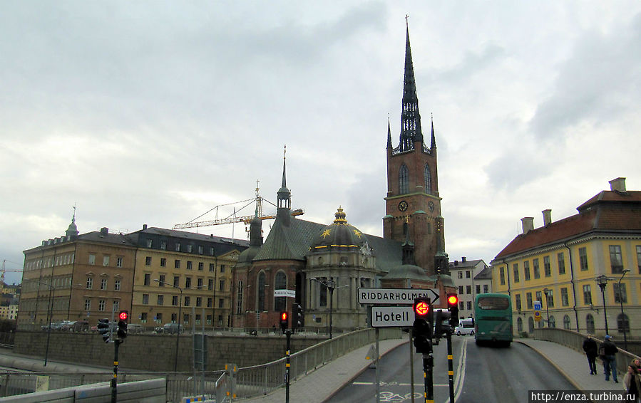 Рыцарский остров и церковь Риддархольмена.   Очень жалею, что не зашли в эту церковь. Риддархольсчюрка построена в XIII в. на месте, где располагался монастырь ордена Францисканцев, которых тогда в Швеции принято было называть 