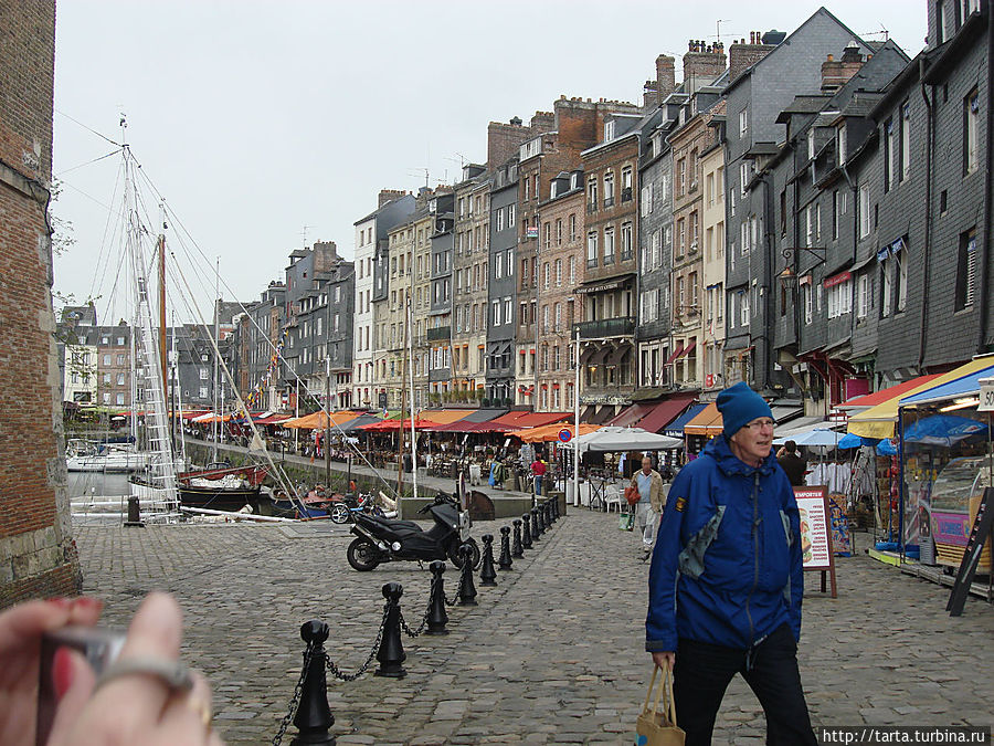 Череда кафе, магазинчиков и сувенирных лавок на набережной.