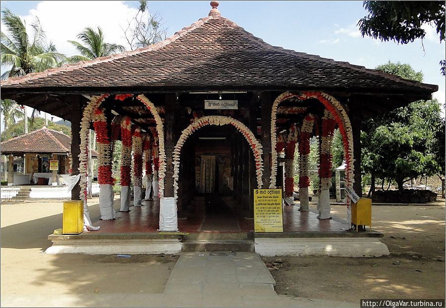 *Один из храмов комплекса Канди, Шри-Ланка