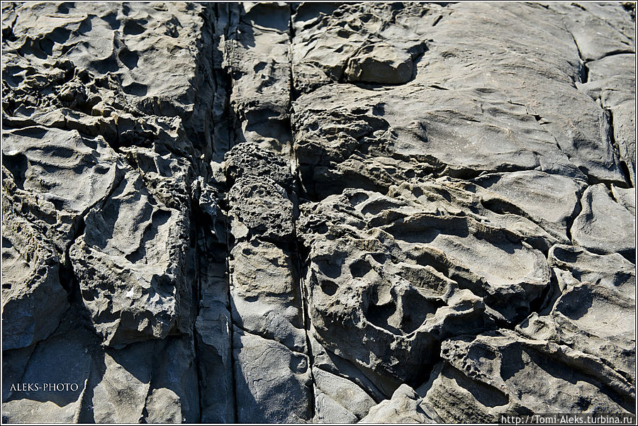 Замысловатые узоры прибрежных скал. Здесь, видимо, когда-то потоки лавы выливались в море...
* Кандолим, Индия