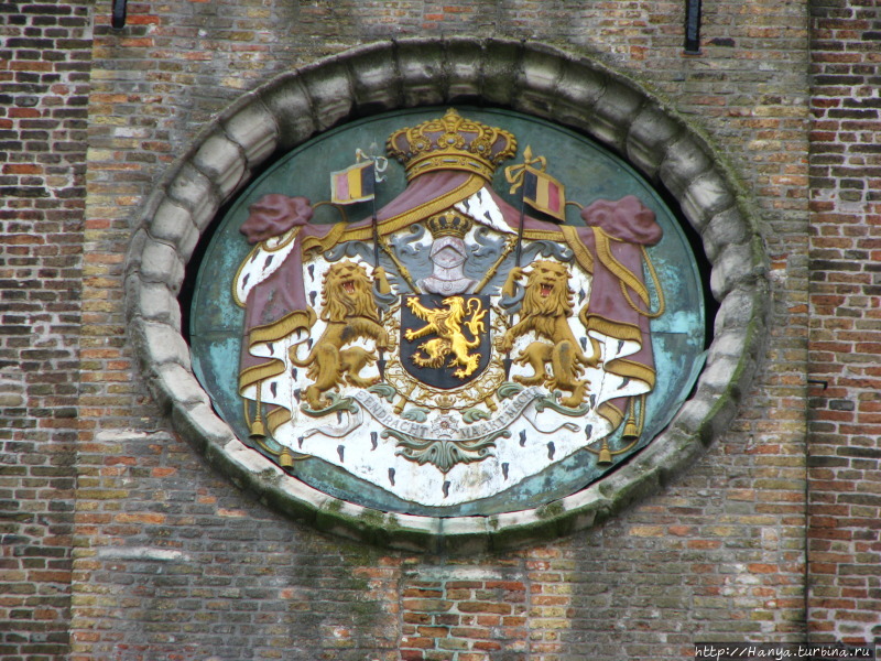 Герб на башне Беффруа в Брюгге. Фото из интернета Брюгге, Бельгия