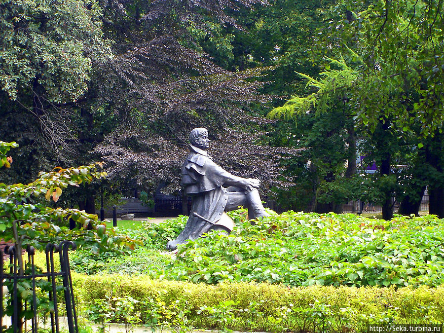 В парке стоит памятник Яну Хафнеру, благодаря которому собственно Сопот и стал городом-курортом. Именно он в 1823 г. соорудил здесь лечебные ванны. Сопот, Польша