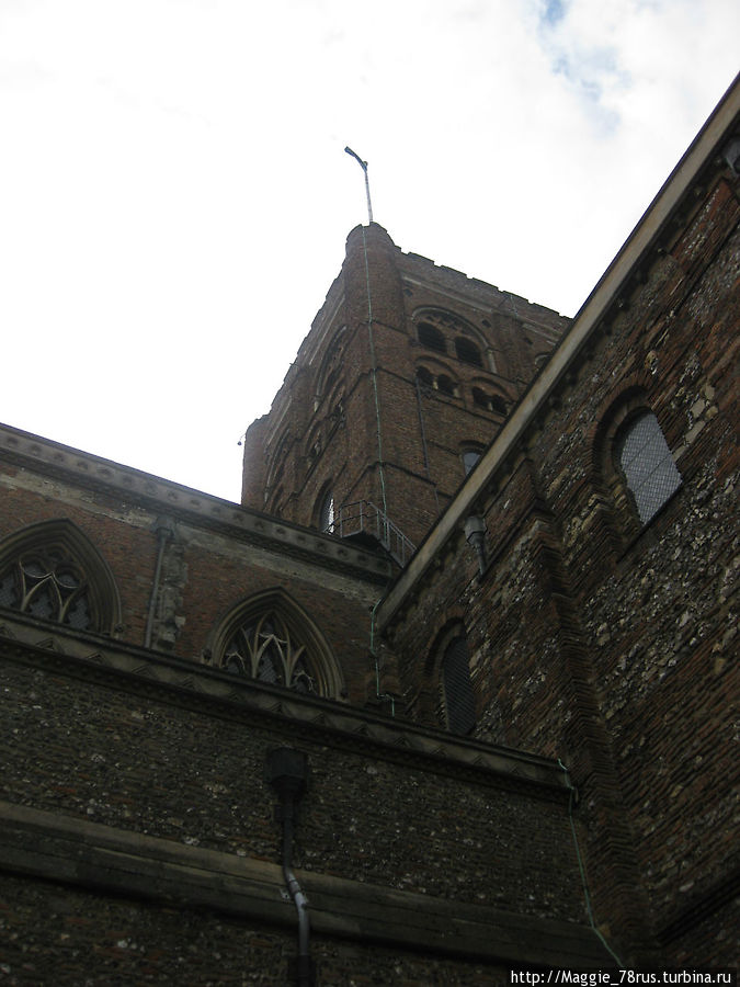 Подавляющее большинство романских церквей Англии имеет центрально расположенные прямоугольные  башни Сент-Олбанс, Великобритания