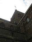 Подавляющее большинство романских церквей Англии имеет центрально расположенные прямоугольные  башни