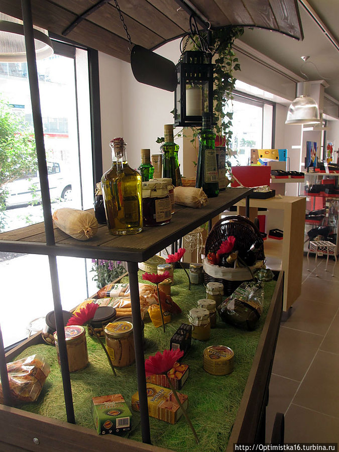 Магазин подарков, вина и деликатесов Салоу, Испания