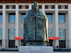 8-метровый памятник Конфуцию в Пекине.