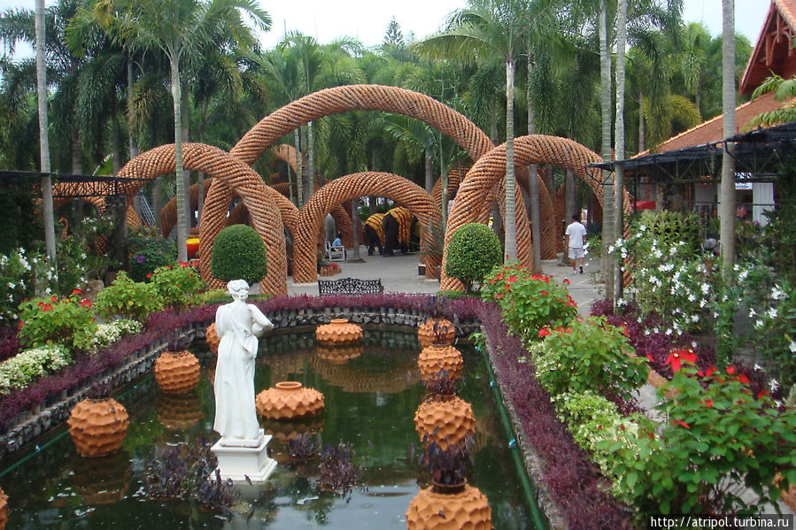 Прудик в парке Паттайя, Таиланд