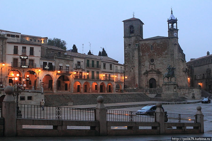 Центральная площадь — Пласа Майор.